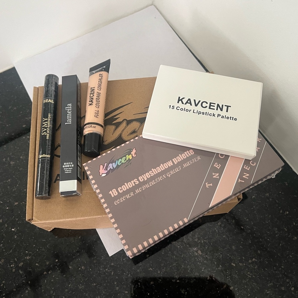 Kavcent Makeup Set with Lipstick and Eyeshadow Palettes